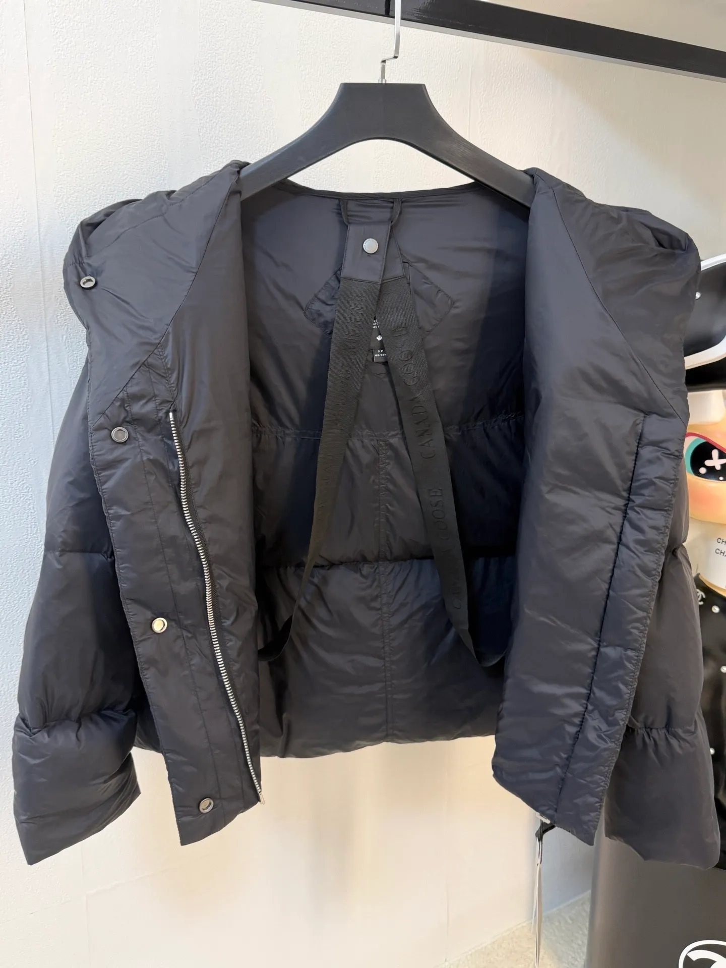 P1100 Top-quality original Canada Goose new model for autumn and winter. It is warm and has no sense of restraint. It is made of national standard 90 white duck down. It is light and elegant, giving you all-round warmth! The appearance of the upper body is more classy and stylish, allowing warmth and grace to go hand in hand. The multiple car lines on the center line are strict and symmetrical, keeping warm and waiting. The logo on the chest embellishes the whole piece! The unique taste goes deep into the bone marrow. It is age-reducing and full of warmth. It has a simple and elegant look and has the same color for men and women. Black Gray Size: XS-S M L